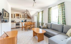 3-Bedroom Apartment Plac Neptuna By Noclegi Renters